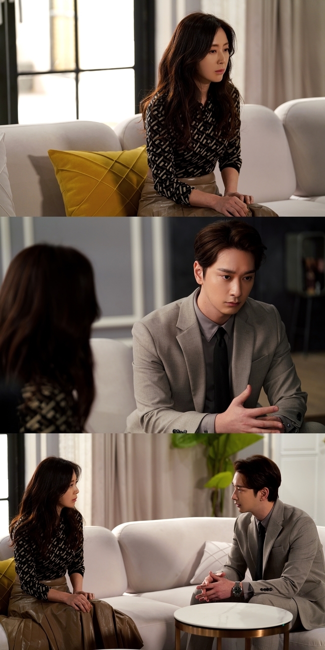 Song Yoon-ah and Hwang Chan-sung Brother and Sister begin revenge.In the Channel A monthly drama Showwindo: The Queens House (playwright Han Bo-kyung, Park Hye-young / directed by Kangsol, Park Dae-hee), the eldest daughter of Rahen, Han Jung-won (played by Song Yoon-ah) and the illegitimate child Han Jung-won (played by Hwang Chan-sung) are Brother and Sister who think and do each other better than anyone else.Han Jung-won is a special sister because of his sister, Yi Gi, who saved her as a younger brother despite her mothers relationship with her father hurting her.Han Jung-won, who is ready to do anything for Han Seon-ju, is currently working as a double spy, pretending to have fallen for the conciliatory speech of Shin Myung-seop (Lee Sung-jae).Shin Myeong-seop was completely surprised by his sister by hiding his plan for Han Seon-ju for Yi Gi, but in the last 11 times he solved misunderstandings with Han Seon-ju and expected the harmony of Brother and Sister.Showwindo: The Queens House released a photo of Han Sun-ju and Han Jung-won meeting on January 4.It makes you wonder what kind of operation the atmosphere between serious Brother and Sister is setting up.At present, Rahen is in the biggest crisis since its founding.Shin Myung-seop used the Rahen Gallery to accuse Kim Kang-im (Moon Hee-kyung), the mother of Han Sun-joo and Han Jung-won and chairman of Rahen, of political funds law.In addition, Han Seon-ju plans to secure a stake in Silverstone, a Hong Kong termination fund, to secure a stake in the companys funds, which will take a higher stake than Kim Kang-im.
