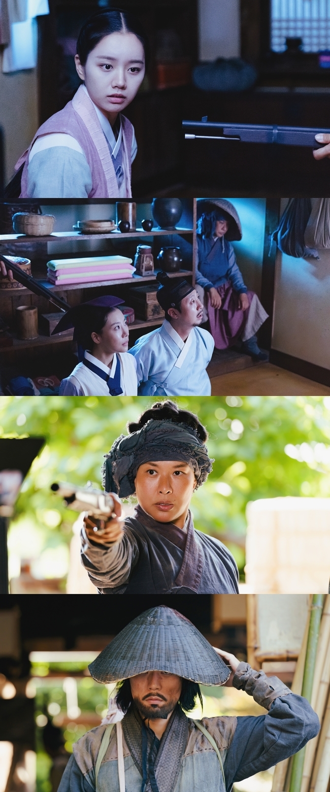 This Hyeri is attacked by a gunman.KBS 2TV Wall Street drama Thinking of Flowering Moon (played by Kim A-rok/directed by Hwang In-hyuk) released SteelSeries as a river that was attacked by a gunman on January 4.In the 5th episode of Thinking of the Moon when Flowering Flowers aired on the 3rd, he joined hands with Unsim (Park Ain) and promised to make the best liquor in Korea at Giraingak to stand by.When the elder accepted his proposal, Unshim was given an ending that made him a debt-free job by burning a loan certificate written by Gye Sang-mok (Hong Wan-pyo) and Kang Hae-soo (Baek Yu-ram).Meanwhile, SteelSeries, which was released, showed a situation in which the gun was pointed at the head and faced a crisis.As a smuggler for a living, he had to go through a prenatal battle by catching Nam Young (Yoo Seung-ho) who lives in a house and dropping the carpenter with a jar to save Nam Young.I expected to walk the flower path as a smuggler by signing a contract with Unshim, but it is curious because it is threatened by a sick man who came to the house.The dead were the godmother (Jeong Young-joo) and the mother of the mother of the mother of the mother of the mother of the mother of the mother of the mother of the mother of the mother of the mother of the mother of the mother of the mother of the mother of the mother of the mother of the mother of the mother of the mother of the mother of the mother of the mother of the mother of the mother of the mother of the mother ofThey are threatening Roh with his orabi seawater and gold (the calligraphy branch) as hostages before the Roh.Kangsan, who came up to Hanyang from Gwangju to sell alcohol, was captured by Shim Heon (Moon Yu-gang), who runs Hanyangs largest secret organization, and lost his life.The reason why the godmother and Makshan pointed the gun at the sea, sea, and gold is raised.