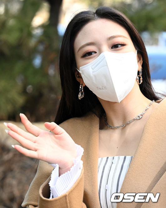 KBS 2TV Yoo Hee-yeol Sketchbook was recorded at KBS New Building in Yeouido, Yeongdeungpo-gu, Seoul on the afternoon of the 4th.ITZY Yuna is entering the station to attend the recording. 2022.01.04