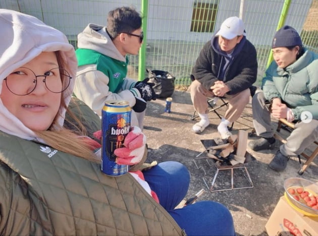 Gag Woman Lee Guk-joo has shared her fun routine.Lee said on his 5th day, # Comedy Big League # New Years first # Great Season # Good Air # Good Food # Good Idea # Good Idea # Cheongseung # Noodle # Choi Ji Yong # Seagol Sweet # No Alcohol # Shin Kyu Jin # Cold Ta Noodle # First Desperate # I posted a picture with the sittag.In the open photo, Lee Kook-joo and his colleagues who are holding an idea meeting of comedy Johny Hendricks were included.On the other hand, Lee is currently appearing in the TVN entertainment program Comedy Big League and is communicating with the public through his personal YouTube channel.Photo: SNS of Lee Guk-joo