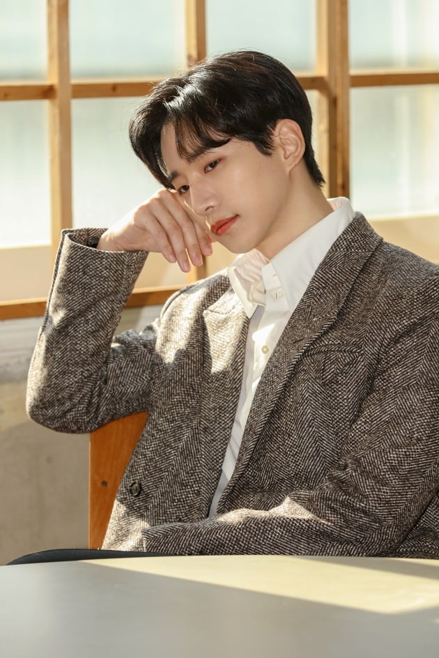 Actor Lee Joon-ho, who met through video interview on the 3rd, said that he had thoroughly managed his diet for MBC gilt drama Red End of Clothes Retail (hereinafter referred to as clothes Retail).Sleeves is a sad court romance record of the king, who was the country before the court and love that he wanted to keep his Choices life.Lee Joon-ho played the role of a fierce and arrogant perfectionist prince and later a part of the reign.Lee Joon-ho also revealed a solid six-pack abs in a clothes-sleeve bath room.Ive eaten a lot in the days after Drama, but Im trying to lose again, he said.The exercise was hard and kept in the diet until I could shoot as much as possible because I did not have time when the shooting started, he said. The weight was the skiniest of the works I had ever done because I wanted to maximize my sensitive three-year-old appearance.In addition, Isan was a brilliant character in all the affairs, so he did not neglect the exercise. He tried to maintain the slimness of the three-son. When asked why Choices was the first return to the military after the discharge, Lee Joon-ho said, The script was so fun that I could read down to the 7th part while taking a half-bath.I was interested in the script because I could imagine how I would play the character. Lee Joon-ho, who did not see the drama Discrete dealing with Jeongjo and Uibin Sung in the past.He said, I was young at the time, and Isan was a masterpiece of my past, so I did not feel burdened because I thought that wear sleeve could be interpreted in my way.I have also bought and read one novel, but I did not read it carefully because I was convinced that there would be a difference between the novels and the Feelings of the script. I was worried about how to act because this work is an existential person, and I tried to resemble the inner side of the person thoroughly. I did not dare to get a response from the public.This nail was thoroughly separated from the main part of the party, and I think it is fortunate that there are a lot of fans who see it when I see it now. When asked about the part that he tried to make the separated character, Lee Joon-ho said, I tried to make the most of the princes hand as much as possible by taking the horse riding, right hand, brushstroke, etiquette education. I wanted to make a character with a brilliant eye,I wanted to express the anxiety of the inners during the time of Seson, who was also anxious about the position of the king, so I did not want to change my emotional expression or expression at the beginning. What was his breathing with Actors? Lee Joon-ho said, It was amazingly comfortable that everyone was that person.The rehearsals didnt even make Feelings stop, and they were supposed to be a trick. It was time for each other to play happily.I took my first shot with Lee Se-young, and I was impressed by the things I have been preparing and studying.Oh Dae-hwan gives me the energy to do an Edlib that will not lose someday. I was pleasantly photographed because I was comfortable with Kang Hoon. Mr. Lee Deok-hwa is a senior who has so many things to follow. I have a telegraph in the 11th to 12th sleeves of clothes sleeves.I was on my knees, and senior Lee Deok-hwa kept doing all the lines without getting tired once.I learned a lot from seeing that everyone did not leave the script without leaving the script even though it was an atmosphere that everyone would not say. Sleeve Retail started with 5.7% of the first broadcast and succeeded in the box office with 17.4% in the last episode.Thank you for being loved as much as the audience rating has risen, Lee Joon-ho said of the secret of wear retail popularity, I can not guess about the popularity factor, but I think the authenticity and truthfulness that Lee Deok-hwa said at the production presentation played a part.Everyone became the person in the field and acted with a sincere heart.The director also flexibly led the scene, mixing his feelings with the emotions of the actors, and adding or adding what is in the script, I came to the mind that everyone makes it together. If the pledge is over 15%, I was supposed to wear a gongryongpo and my house, but I think it is meaningful for all actors to do it together.Lee Joon-ho, who ended the drama but still has no luck, said: I spent seven to eight months in love with Drama to the point that I cant believe its already over.It was a pity that it was Feelings that ended too soon. It was a work that I did not want to finish.I have devoted my affection to it and everyone has enjoyed it in the field, so it seems to be memorable for a long time. I think the ending is too bad, but I think it is a happy ending, but it is a really sad ending that everyone dies and meets.I think the afterlife will go for a long time, he said.Lee Joon-ho won two awards in the 2021 MBC Acting Grand Prize with the Best Awards and Best Couple Awards.When asked if they had been contacted by 2PM members, Lee Joon-ho said, Members simply ended up with a messenger saying Congratulations.We did not have a big response because we were in one, he said. I have been informed that I am really wet around and I am still thanking you.I feel like I can be happy because I am happy at the end of the year and the beginning of the year. Lee Joon-ho was mentioned as a strong candidate along with Black Sun Namgoong Min.Lee Joon-ho said, I was very proud of being mentioned as a favorite senior and candidate for the contest, about the testimony of Namgoong Min, who had been in the Kim Jang-jangOf course, there are some expected parts, but there is no regret.I am glad that the judges have given the right evaluation and I am glad that they have received it.  The Awards are a good place for the end of the year, which is recognized as an actor.I would not be loved if I showed a better performance. Lee Joon-ho, who won the Best Performance Award for Kim Sang-jang and Best Performance Award for Sleeve of Clothes. How long will it take to the highest merchant Grand Prize Awards?Because the time is not when I am one.I can not even expect that it is time for the work, actor, and audience rating to fit, so I think if I show a really serious performance, I will follow the prize.Of course, its not an act thats about to win a prize, because its about rewarding me.Lee Joon-ho introduced himself as 2PM Lee Joon-ho in any place and speculated that it was a special meaning to put 2PM in front of fans.Lee Joon-ho said, In the past, at 2PM, I had no power to inform 2PM alone.It remained a pain, and there was a cloak in my mind. When I started acting and was gradually loved while touring Japan alone, I wanted to inform everyone more about the group called 2PM when I was working alone.It is a natural situation to say 2PM Lee Joon-ho without any special meaning now that such a mind is not changed and hardened. Some young fans know me only as an actor, and some people can not distinguish between the stage and the broadcast.I think it is common to do this every time I greet everyone like that. I think it is my confidence. Its been nine years since I started acting, but I think its natural to be titled Idol-turned-Actor, and I dont want to think about that kind of thing at all when Im acting.Im trying to get rid of the burden because I can get a lot of love because I started as an idol, but I can get a lot of criticism if I get a bit of a job.It is rather a good stress.
