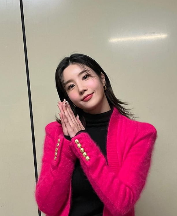Kwon Eun-bi, a former member of the group Izone, showed off her watery beauty.Kwon Eun-bi posted several photos on his instagram on the 5th with an article entitled Suggle-pa Chan. Thank you.In the photo, Kwon Eun-bi is smiling in a hot pink color cardigan, especially with a clear eye, nose and mouth.Kwon Eun-bi watched the final stage of Mnet Street Dance Girls Fighter held on the 4th.Last summer, he released his first mini album, OPEN, and debuted to Solo.