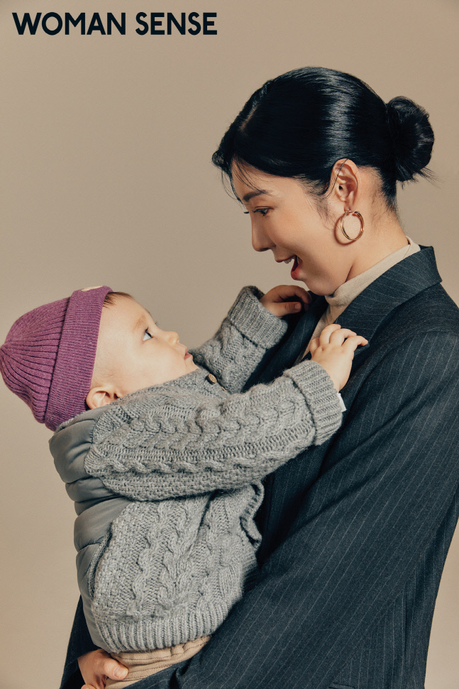 Sayuri, a broadcaster, stood in front of the camera with his son Jen.Sayuri, who has been releasing her own child care on the air for the time being, faced her son with a fashion sense and a more lovely look in front of another camera.The monthly magazine Woman Sense released a companion photo of Sayuri and her son Jen, which sparked social interest in Voluntary Non-Honored Mother, in the news that she gave birth to a healthy 3.2kg boy after being pregnant through a sperm bank on the 5th.In addition, Sayuri said, I do not think it is right to marry to fill the shortage. I want to make Jen a brother more than my father these days.Because I think my brothers will keep each other safe, he explained.On the other hand, Sayuri is currently releasing his daily life in KBS2 entertainment program Superman Returns.