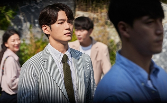 Yoon Jae-hee and Jung Jun-hyuk are moving forward without hesitation, but carefully, toward the final goal of entering the Blue House.However, various events, such as the constant ruse of outsiders trying to hold power, and the unresolved past scandals closely tied to Sung Jin-ga, are obstacles to the two.
