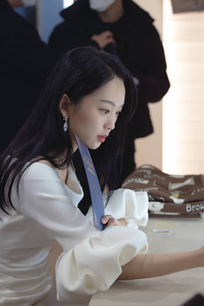 The behind-cut of actor Jin Ki-joos 2021 KBS Acting Grand Prize was released.On the 4th, Jin Ki-joos agency, FL ENT, released Jin Ki-joos 2021 KBS Acting Grand Prize behind-the-scenes cut through official SNS.The released photo shows the scene of Jin Ki-joo, who attended the 2021 KBS Acting Grand Prize as a prize winner.Jin Ki-joo showed off her goddess figure by matching a gold excerpt to her sheer dress.Before he was awarded the prize, he showed a professional aspect with a serious look at the cue sheet, and he also attracted attention by modifying his makeup and taking a selfie to show his fans.Jin Ki-joo will visit viewers of the house theater through MBCs new drama From now on, Showtime! which is about to be broadcast in the first half of this year.He will play the role of a hot-blooded girl, Cop Gosle, and show her hot-rolled performance.PhotoFLENTI