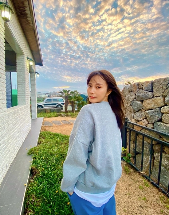Ahn Hye-Kyung posted a photo on his instagram on the 5th with the caption: Wait... I felt like I saw heaven for a very short time. #Jeju Island #travel.In the open photo, Ahn Hye-Kyung poses in the background of the Jeju Island stone wall.Ahn Hye-Kyung completed a comfortable yet hip fashion with a pair of man-to-man and jogger pants.The relaxed appearance of Ahn Hye-Kyung enjoying the trip to Jeju Island caught the attention of the viewers.On the other hand, Ahn Hye-Kyung won the team by playing as a goalkeeper for FC Bull moth in SBS Goal-hitting Girls season 1.Photo: Ahn Hye-Kyung Instagram