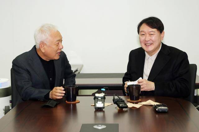 윤석열 국민의힘 대선 후보와 김한길 새시대준비위원회 위원장이 지난달 12일 서울 영등포구의 새시대준비위원회 사무실 앞에서 열린 현판 제막식에 앞서 차담을 나누고 있다. 뉴스1