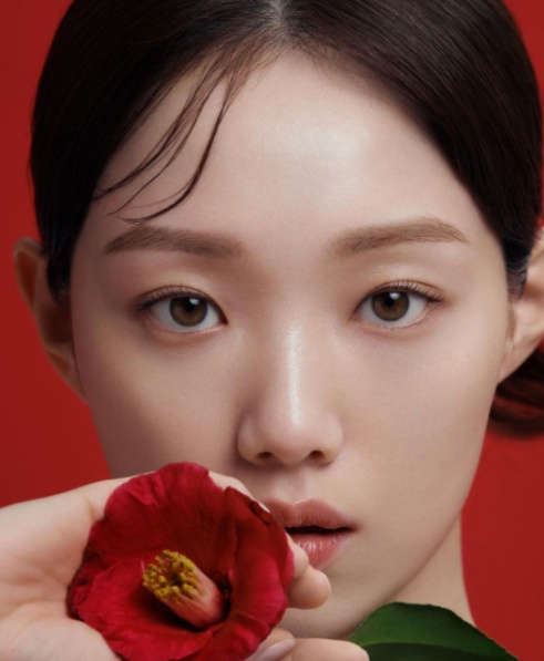 Model-turned-actor Lee Sung-kyung showed off her clear eyes, which also glowed in the Close-Up shot.On the 6th, Lee Sung-kyung posted several photos on his instagram without any phrase.This is a photo shoot with fashion magazine Elle. Lee Sung-kyung stares at the front with a red flower in his hand.It is a neat beauty that seems to have water, and it has clean skin and clear brown eyes without any blemishes.The netizens who watched the photos praised Lee Sung-kyungs beauty by leaving comments such as It is so beautiful and It is full of elegance.Lee Sung-kyung appears in the TVN drama Starfall scheduled to air in the first half of the year.Starfall means star people who clean up the shit of stars (STARs), which is a drama depicting the romantic comedy filled with love of Oh Han-byeol, the head of management promotion team at the forefront of star care, and his natural enemy and complete top star.Photo Lee Sung-kyung SNS