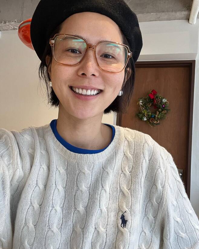 On the afternoon of the 5th, Kim Na-young posted several photos on his instagram with an article entitled Todays Record.Kim Na-young in a public photo is a picture of a cafe posing with a bread hat and glasses.Then I feel relaxed in his eyes staring at the camera with his glasses off and smiling.Meanwhile, Kim Na-young, who was born in 1981 and is only 41 years old, is appearing on JTBCs I Raise. Recently, he started public devotion with singer and painter MY Q.Photo: Kim Na-young Instagram