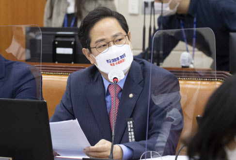 박수영 국민의힘 의원이 지난해 10월 6일 국회에서 열린 정무위원회의 금융위원회의에 대한 국정감사에서 질의하고 있다.(사진=국회사진취재단)