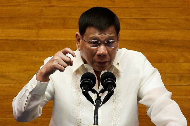로드리고 두테르테 필리핀 대통령이 6일 각 마을 책임자들에게 불필요하게 외출하는 백신 미접종자를 단속하고 체포하라고 명령했다. 케손시티/로이터 연합뉴스