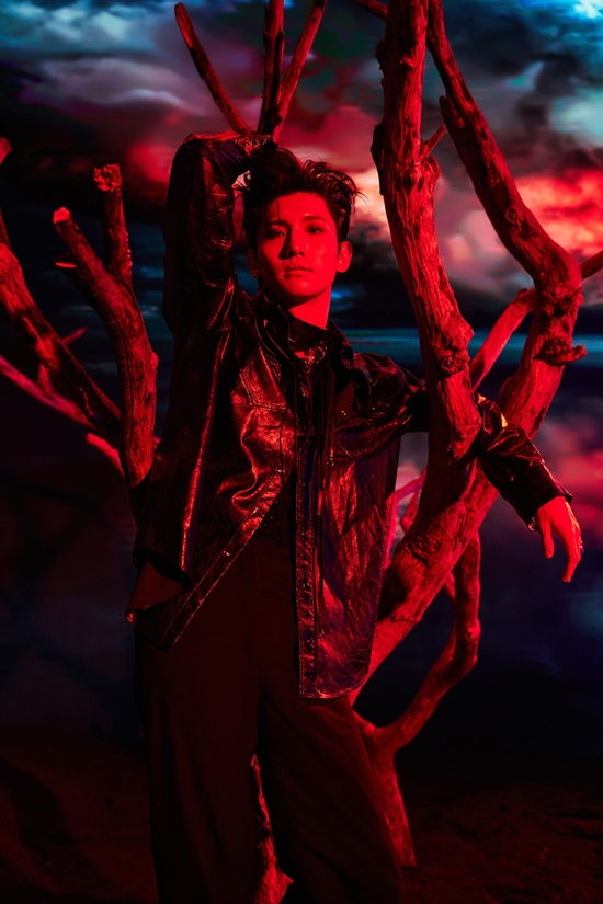 Changmin will be releasing his new solo album live Devil Countdown Live (Devil countdown Love Live! on the YouTube TVXQ channel from 5 pm on the 13th.), so fans are expected to respond well.In particular, as the broadcast will be held one hour before the release of the sound source, Changmin plans to tell a variety of stories related to the new album, including the title song Devil, the albums unboxing, and work episodes.In addition, the teaser image released through the TVXQ SNS account at 0:00 on the 7th amplified the curiosity about the new album by creating an overwhelming atmosphere with Changmins deadly visual reminiscent of intense color contrast and Devil.On the other hand, Changmins second mini album Devil will be released on various music sites at 6 pm on the 13th and will be released on the same day.Photo: SM