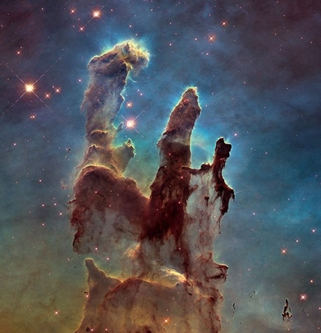 허블우주망원경이 남긴 손꼽히는 명작사진. 마치 동굴의 석순처럼 보이는 이 성운의 이름은 ‘독수리성운’(Eagle Nebula·M16)이다. 지구에서 약 7000광년 떨어진 곳에 위치한 독수리성운은 고밀도의 수소와 먼지들로 꽉 차있으며 이곳에서 셀 수 없는 수많은 별들이 탄생한다.
