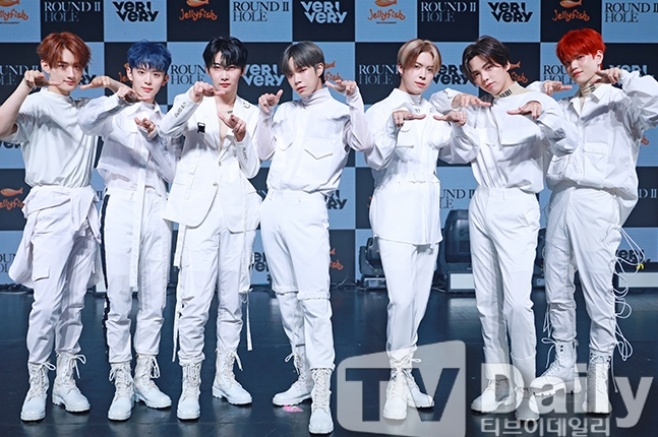 The group Verivery (Dongheon Ho Young Min Chan Gyehyun Yeon-ho Yongseung Kang Min Min Min-chan) did not hesitate to make indiscreet remarks evaluating the appearance of the girl group, and caused disappointment among fans.It is also controversial that it seems to have intended to shoot a woman, especially because it is my middle school alumni while giving hints of girl group name.Min-chan communicated with fans through the Verivery Naver V app, which was held on the 7th, where he made comments on the face of a member of the group, known as his debut senior.I was in my junior year at Middle School when an entertainer called, he said. He wasnt even an exceptional look.I thought that entertainers were people, he said, pinpointing the indiscreet subjectivity of certain female appearances.He is a senior (more than us) in the music industry. But Min Chan said, If the girl group searches the portal site, it will be real.He even hinted that the girl group name started with four letters, saying, Why do you tell me that? said Ho-young and Kang Min, who were conscious of fan comments and public opinion.Ive got a man, he said, and he hurriedly dissuaded Minchan, who remained silent, saying, Its just my personal appreciation.Even after the release of the video, criticism among fans has continued, and the situation in which men evaluate womens appearance has caused many peoples discomfort at this point, where the promotion of womens human rights is the main trend.Gender aside, evaluating the appearance of others is far from objective facts.In addition, in the music industry, where the hierarchy of seniors is strict, it is worthwhile to see the specificity of the senior colleagues as intentional personal attacks.In fact, Minchan has stated that a woman is his middle school alumni, which leads to a personal hair that digs up the members of the girl group.The fandom of the girl group is also angry. The fandom can not rule out the possibility of asking Verivery Minchan for an official apology or boycotting Minchan and Verivery forever.As if conscious of the controversy, Verivery has now deleted the video from the bulletin board.However, the claim and attitude of Minchan spread all over the world and the image of the Verivery group was also fatal.Currently, Jellyfish Entertainment, a subsidiary company, has not disclosed its official position on the case.