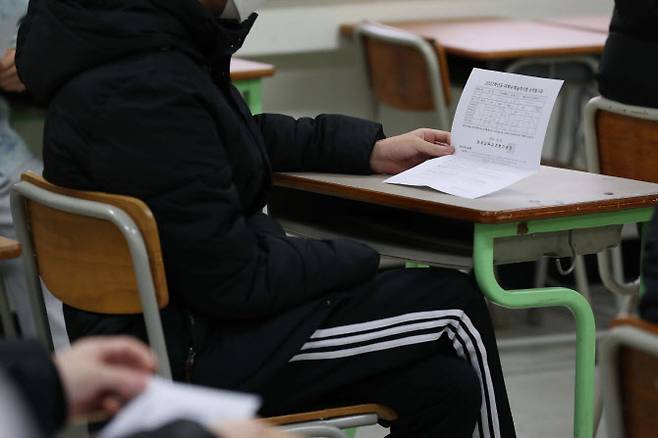 2022학년도 대학수학능력시험 성적표가 배부된 지난달 10일 서울 종로구 한 고등학교에서 수험생이 성적표를 살펴보고 있다. (사진=뉴시스)
