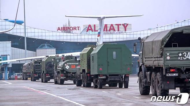 9일(현지시간) 카자흐스탄 최대 도시 알마티 공항 비행장에서 러시아 군용 차량이 줄지어 이동하고 있다. 2022.01.09 © AFP=뉴스1 © News1 정윤미 기자