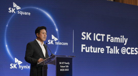 박정호 SK스퀘어 부회장이 CES 2022가 열린 미국 라스베이거스에서 기자 간담회를 갖고 'SK ICT 연합'의 비전을 발표하고 있다. SK텔레콤 제공