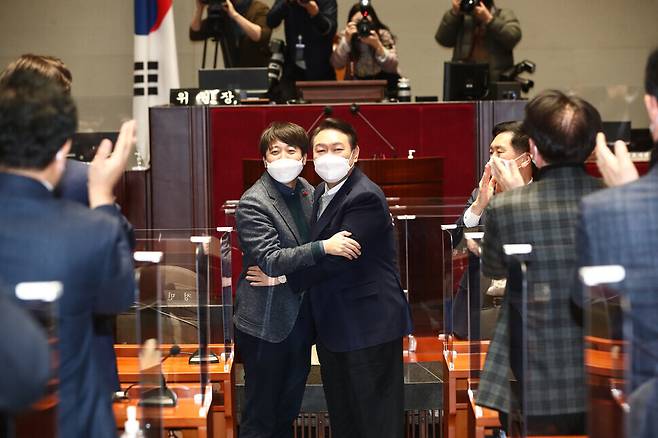 국민의힘 이준석 대표(왼쪽)와 윤석열 대선 후보가 6일 국회에서 열린 의원총회에서 포옹하고 있다. 공동취재사진