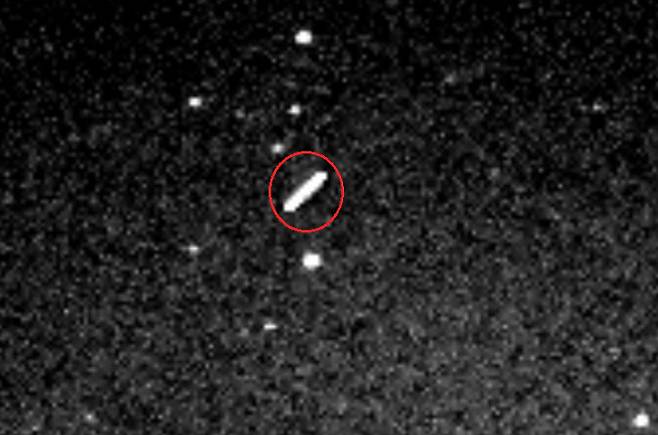 1997년 천체 망원경에 잡힌 ‘1994PC1’ 모습. 비행 속도가 빨라 점이 아니라 직선처럼 촬영됐다. 이탈리아 소르마노 천문대 제공
