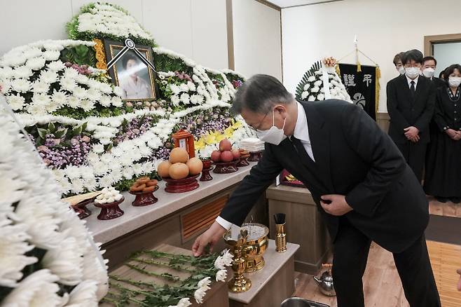 문재인 대통령이 9일 광주 조선대병원 장례식장에 마련된 배은심 여사 빈소를 찾아 헌화하고 있다.  청와대 제공