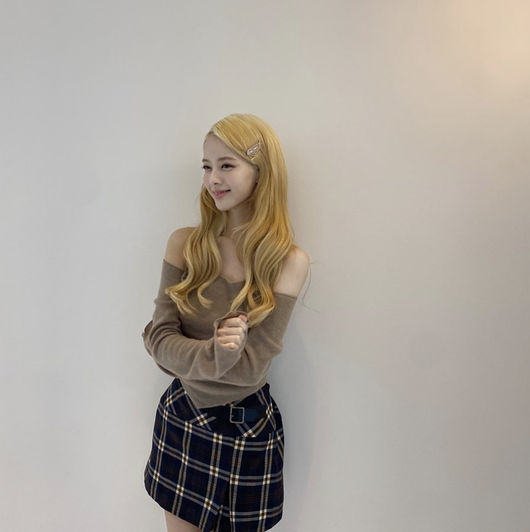 Actor Roh Jeong-eui showed off his charming visuals.On the 9th, Noh Jung-in left a picture on his SNS with the article Go to Tree Ectus YouTube to see make-up honey tips.In the photo, Roh Jeong-eui is wearing a yellow-colored hair and an off-shoulder top, and she is making a cute face.Roh Jeong-eui appears in the recently aired SBS Drama That Year We.