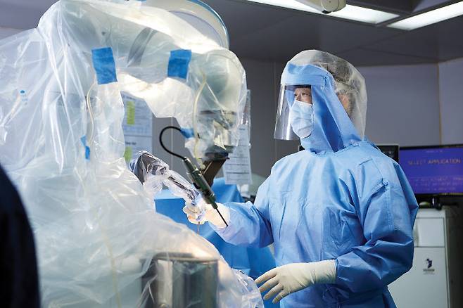 이춘택병원 의료진이 닥터 엘씨티를 이용한 로봇 인공관절 수술을 진행하고 있다.