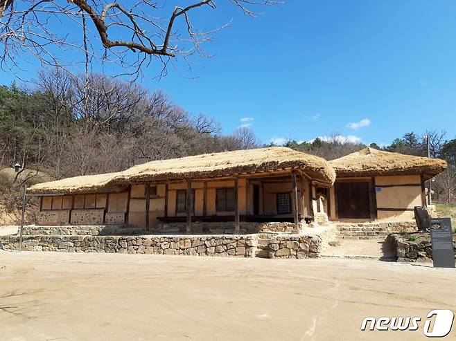 국가지정 중요 민속자료인 어재연 고택 전경.(이천시 제공) © News1
