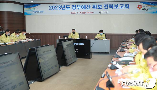 10일 군청 중회의실에서 열린 ‘2023 정부예산 확보 전략보고회’ 모습© 뉴스1
