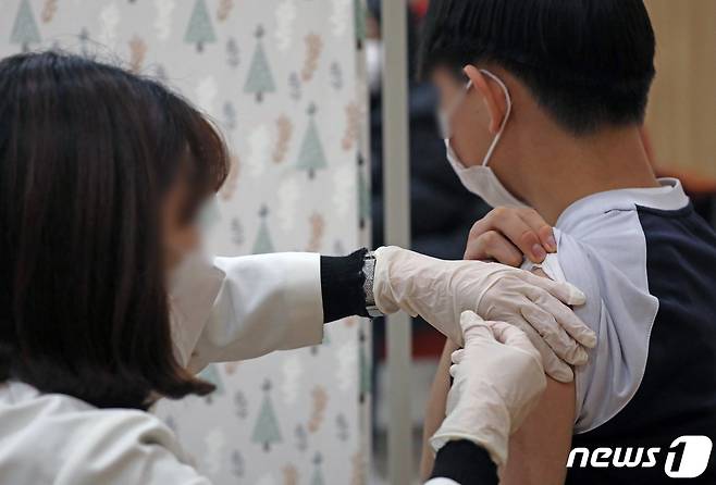중학생이 코로나19 백신을 접종하고 있다. 2021.12.20/뉴스1 © News1 장수영 기자