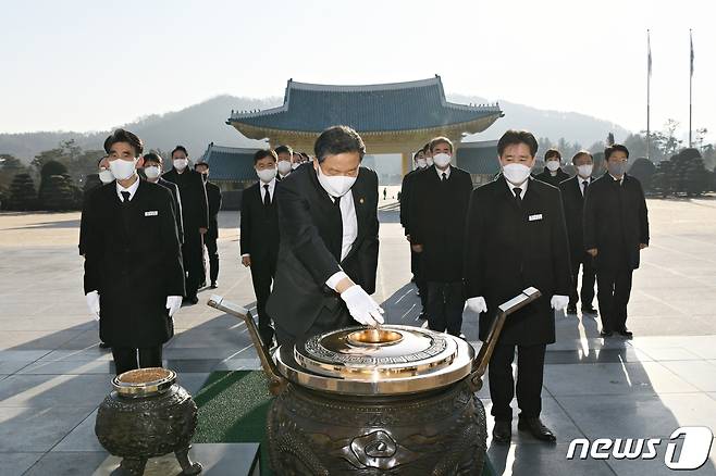 황기철 국가보훈처장이 대전현충원에서 참배하고 있다. (국립대전현충원 제공) © 뉴스1