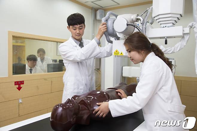 충북보건과학대 방사선과 학생들이 실습을 하고 있다.© 뉴스1
