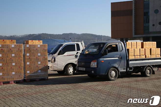 미국 수출길에 오른 금산의 홍삼제품이 운반차량에 실리고 있다. (금산군 제공)  © 뉴스1