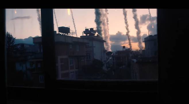 영화 '돈룩업' 중에 거대 혜성의 파편들이 지구로 떨어지고 있는 모습. /넷플릭스 '돈룩업'