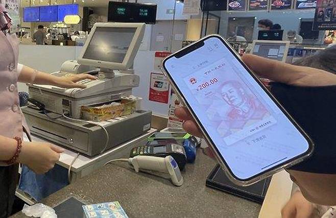 중국 상하이의 상점에서 디지털 위안화 사용해 결제하는 모습./연합뉴스