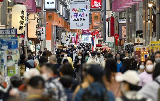 일본 오사카 상점가에서 마스크를 쓴 사람들이 이동하고 있다. /연합뉴스