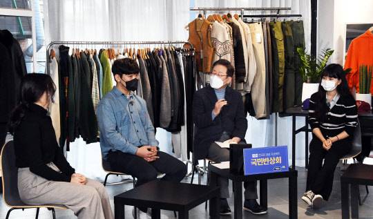 9일 이재명 더불어민주당 대선 후보가 서울 마포구 홍대인근 카페에서 배달 알바 노동자, 취준생, 대학생들과 만나는 '국민반상회'를 하고 있다. 국회사진기자단=연합뉴스.