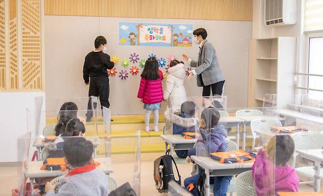2021년 3월2일 오전 서울의 한 초등학교에서 첫 등교를 한 1학년 학생들이 담임교사와 함께 입학식을 하고 있다. 공동취재사진