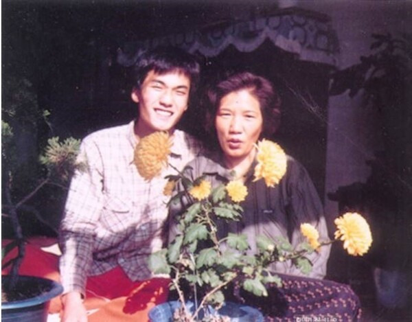 1986년 가을 광주 지산동 자택에서 찍은 배은심(오른쪽) 어머니·이한열(왼쪽) 열사 모자의 마지막 생전 사진. 이한열기념사업회 제공