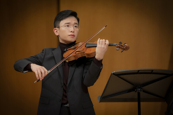 바이올리니스트 김동현이 10일 기자회견장에서 연주를 해보이고 있다. 금호아트홀 제공