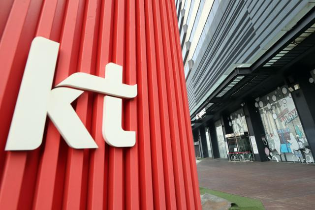 지난 9일 밤 10시 42분부터 1시간가량 KT 올레TV가 송출장애를 일으키면서 해당 서비스 이용자 49만 명이 피해를 봤다. 뉴스1