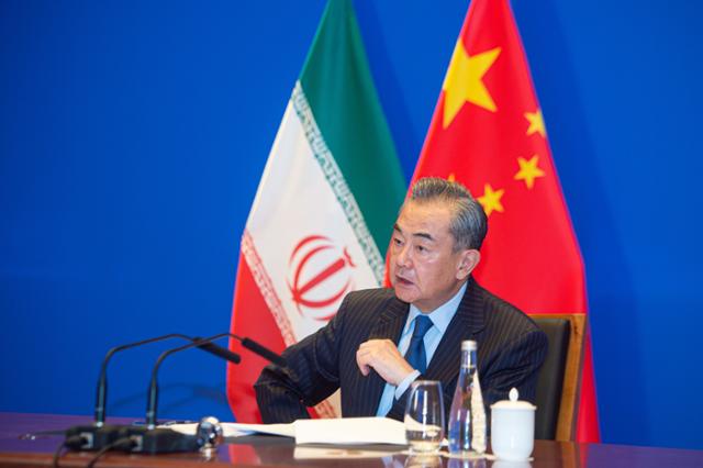 왕이 중국 국무위원 겸 외교부장이 지난해 11월 24일베이징에서 아미르 압둘라히안 이란 외무장관과 화상 회담을 하고 있다. 베이징=신화 뉴시스