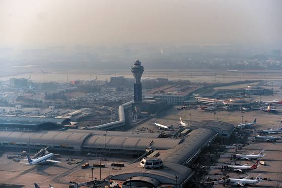 2019년 1월 12일 중국 베이징 국제공항이 스모그에 덮여 있다.