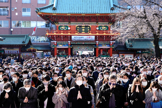 4일 도쿄 간다묘진 신사에서 사람들이 마스크를 쓴 채 새해 기도를 하고 있다. EPA=연합뉴스
