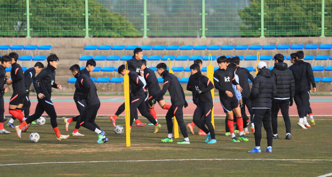 23세 이하(U-23) 축구대표팀 선수들이 10일 제주 서귀포시 공천포 전지훈련센터에서 훈련하고 있다.  서귀포 | 연합뉴스