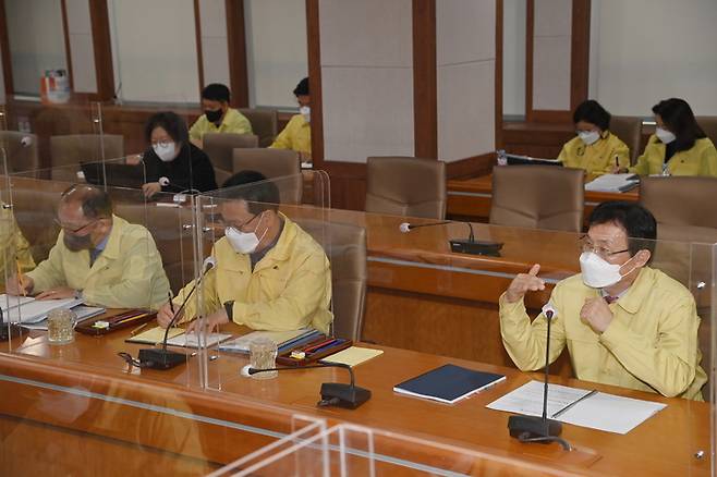 10일 남원시청에서 열린 '부서장과 함께 하는 날' 행사에서 이환주 시장(오른쪽 첫번째)이 남원발전을 위한 심기일전을 강조하고 있다. *재판매 및 DB 금지