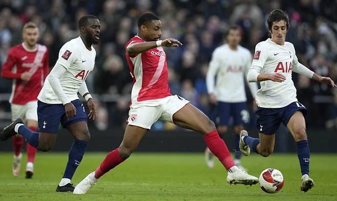 탕기 은돔벨레(왼쪽) 등 토트넘 선수들이 10일 영국 런던의 토트넘 홋스퍼 스타디움에서 열린 모어컴과의 경기에서 상대를 수비하고 있다. 런던=AP연합뉴스