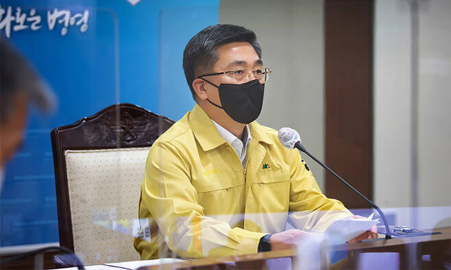 서욱 국방부 장관이 10일 서울 국방부 회의실에서 열린 제16차 코로나19 전군 주요지휘관회의에서 발언하고 있다. 국방부 제공