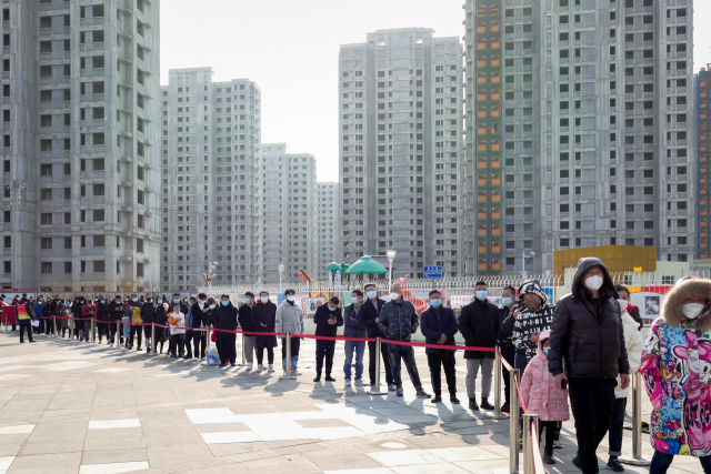 지난 9일 톈진직할시의 한 아파트단지에서 주민들이 코로나19 검사를 위해 길게 줄을 서 있다. /EPA연합뉴스
