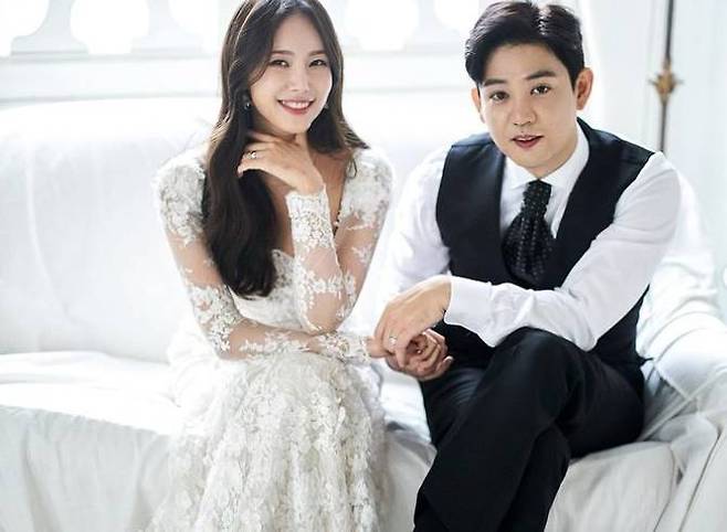 Kim Eun-jung from the group Jewelry is getting married.Kim Eun-jung announced on the 10th that he had a wedding photo on Instagram and said, Some people already mentioned as an article, but on January 16, 2022, I was going to have a wedding ceremony with my long-time lover for the rest of my life.My marriage partner is composer Lim Kwang-wook, and I have been a strong person who has been supporting me for eight years in a steady way.Kim Eun-jung said, The ceremony will be carried out in small scale according to Sigi. If you congratulate us both from afar and cheer us up, I will live happily and happily.The photo shows Kim Eun-jung and the grooms affectionate appearance. The two showed off their visions and made them fussy.Kim Eun-jung attracted attention by showing off her pure white wedding dress.Kim Eun-jung, a native of Jewelry, made his debut in 2008 with One More Time; he acted as an actor after Jewelry was disbanded.Hello, this is Kim Eun-jung.Today, I have news that I want to convey to those who care about me directly, so I wrote this article.Some of you have already been mentioned in an article, but on January 16, 2022, I was married to my long-time lover for a lifetime.My marriage partner is composer Lim Kwang-wook, and I am a strong person who has been supporting me for 8 years in a consistent manner.The ceremony will be small to fit Sigi, and if you celebrate and support us both from afar, I will be happy to live with that heart.I wanted to pick out the best words and tell you the news, but when I wrote it, it became a normal article.I am grateful to Jewelry Kim Eun-jung for the interest and love that the lyricist sends to yorkie, and I will repay you with better lyrics in the future.Always be healthy in cold weatherIts a little late but happy New Year.PhotoKim Eun-jung Instagram