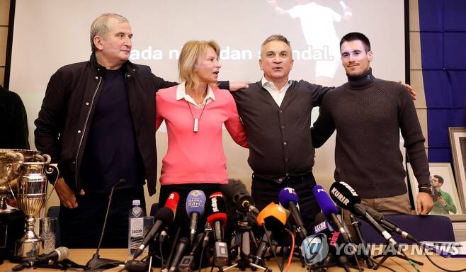 세르비아에서 기자 회견을 한 조코비치의 삼촌, 부모, 동생.(왼쪽부터) [AFP=연합뉴스]